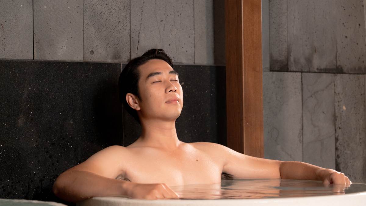Khách nam thư giãn tại khu Onsen ở AMARE