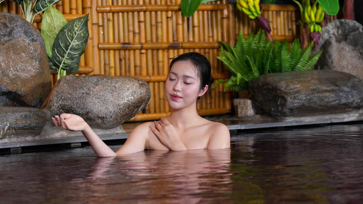 Khách nữ đang tắm tại khu Onsen ở AMARE