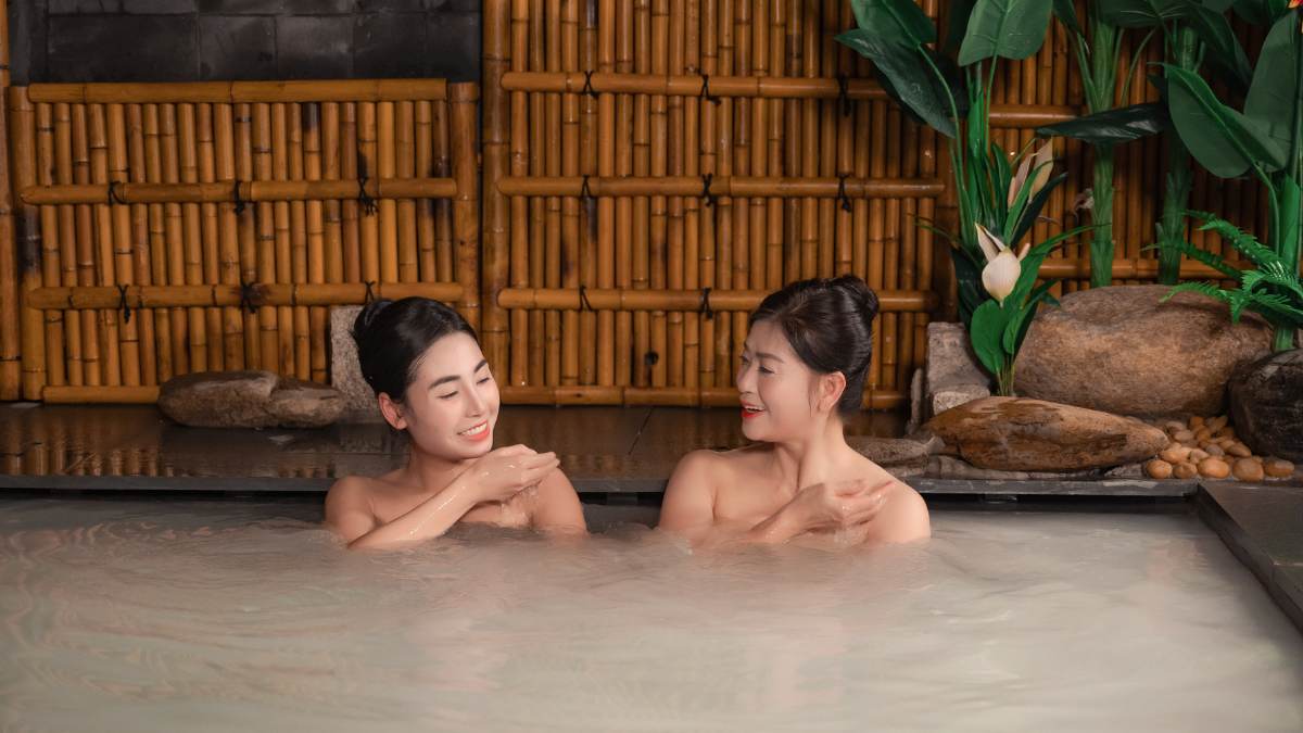 Khách ngâm mình trong bể khoáng Onsen với mực nước che kín cơ thể