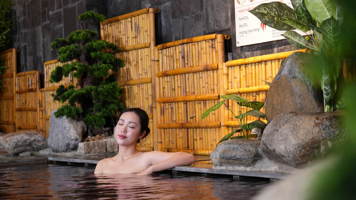 Khách hàng đang thư giãn tại khu Onsen ở AMARE