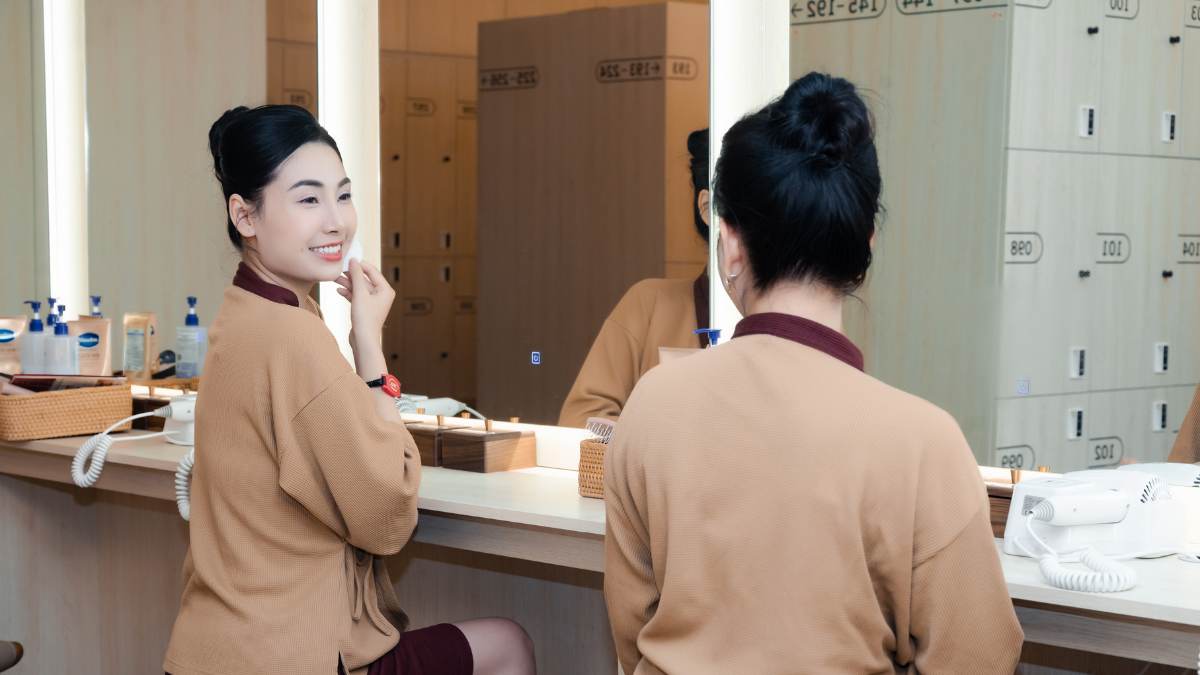 Khách hàng nữ đang sử dụng dịch vụ tại AMARE