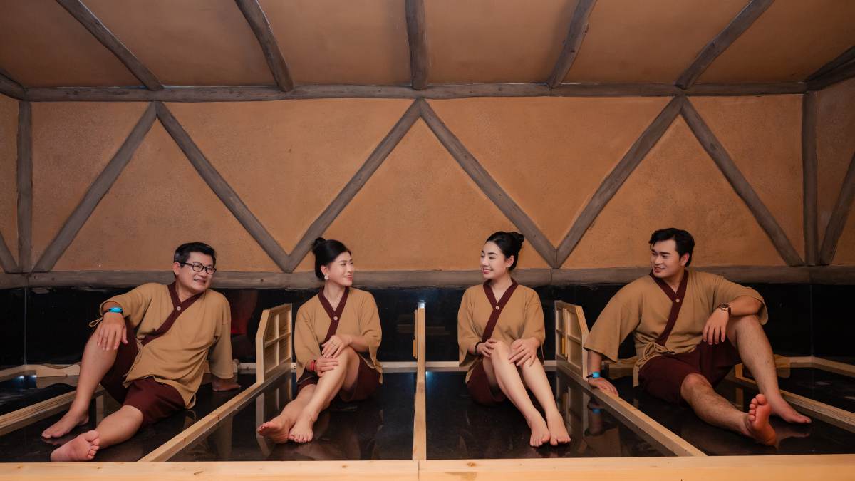 Khách hàng sử dụng dịch vụ trong phòng xông Jjimjilbang ở AMARE
