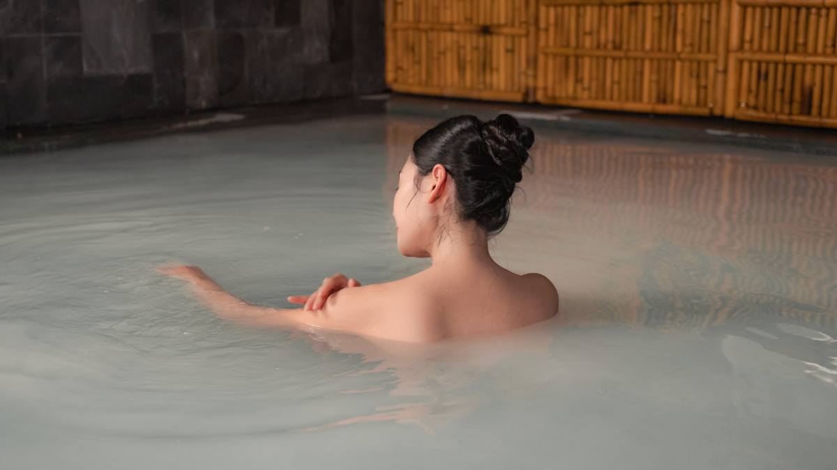 Khách bắt đầu ngâm chân từ từ trong bể khoáng nóng