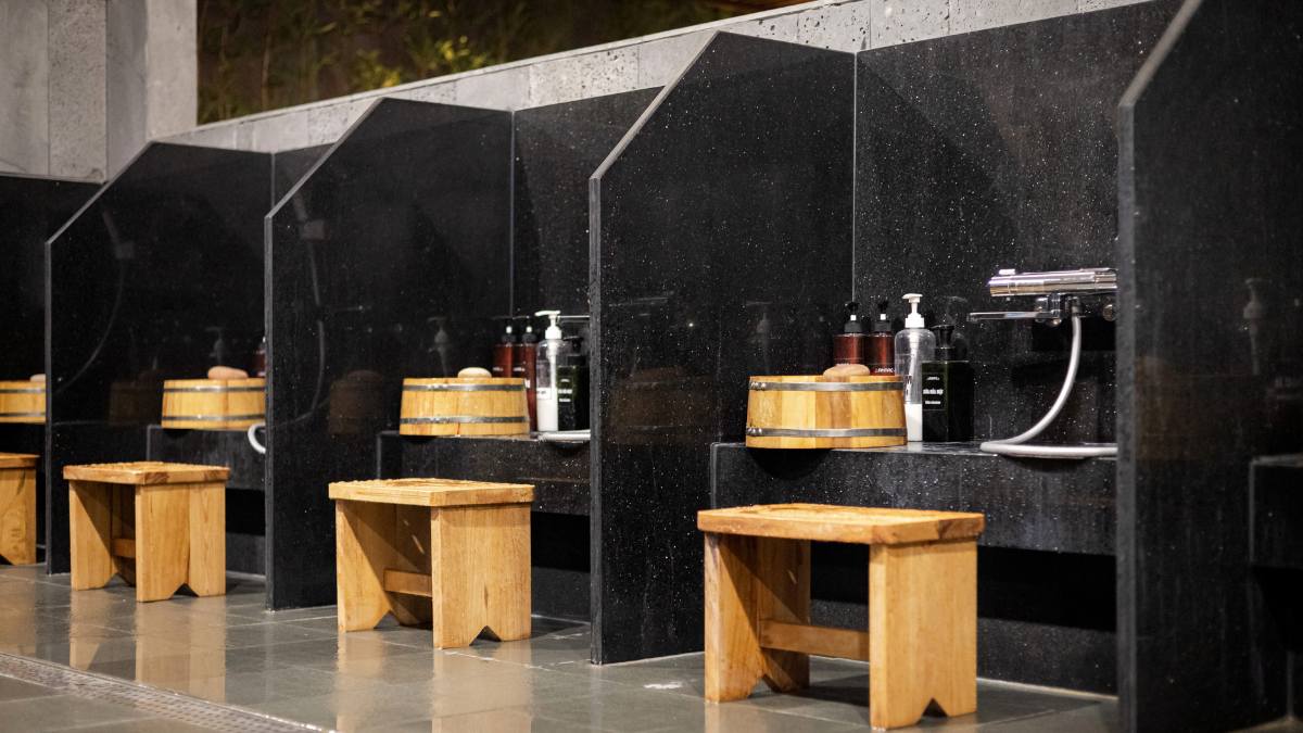 Khu tắm tráng trước khi vào bể Onsen trong quy trình chuẩn Nhật