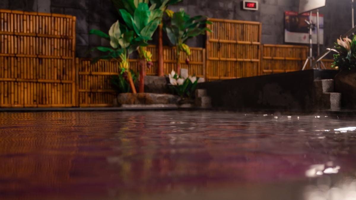 Bể khoáng nóng tạo cảm giác thư giãn nhẹ nhàng khi tắm Onsen tại AMARE
