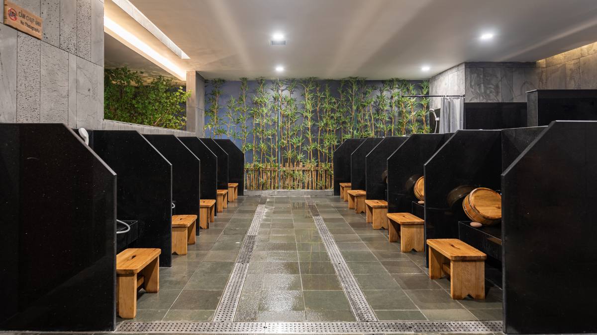 Khu tắm tráng trước khi vào bể Onsen tại AMARE