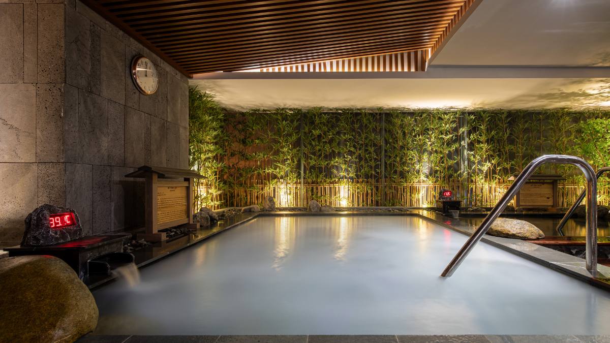 Bể tắm khoáng nóng giúp giải thích tắm Onsen là gì tại AMARE
