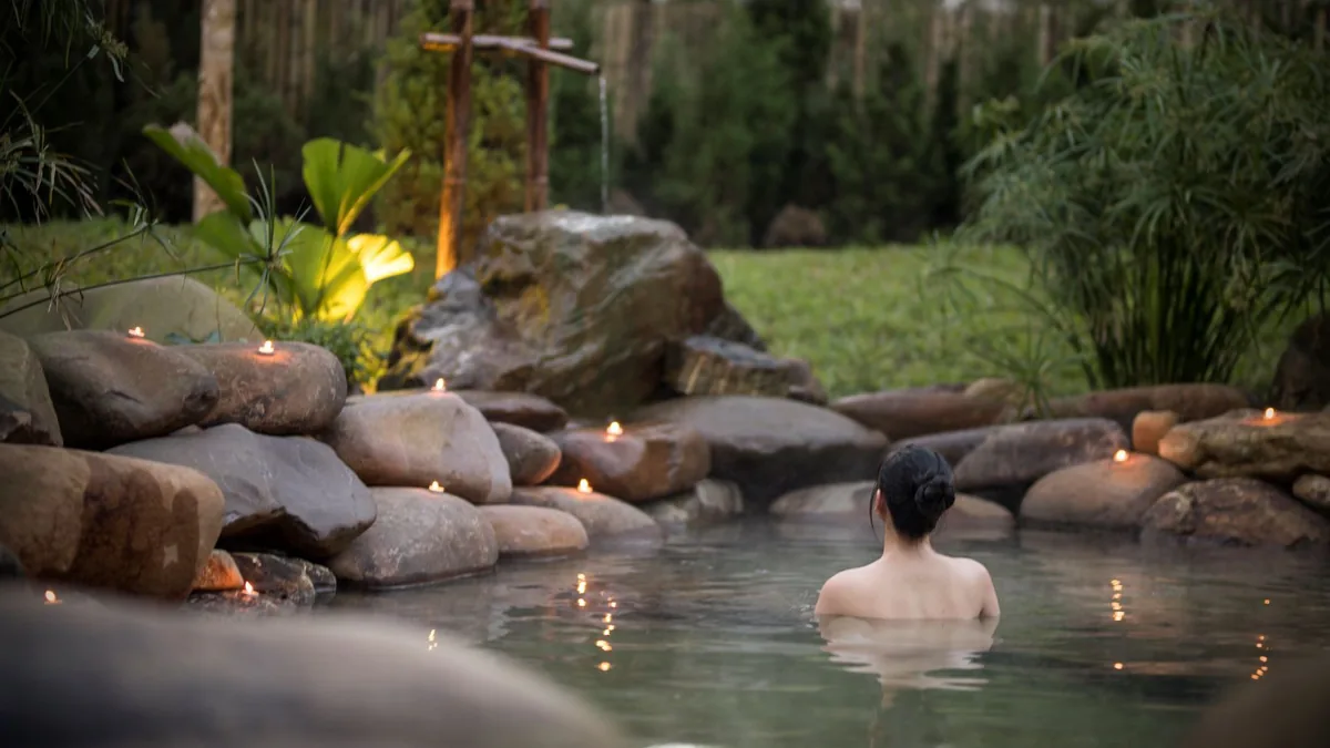 Bể khoáng nóng giữa thiên nhiên tại Alba Wellness Valley Huế