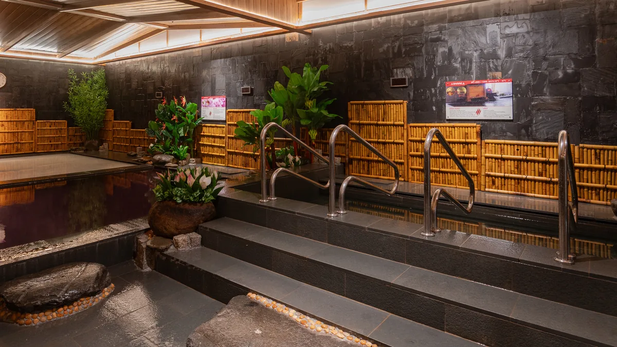 Khu tắm khoáng Onsen AMARE cho nội dung ai nên cẩn trọng khi tắm