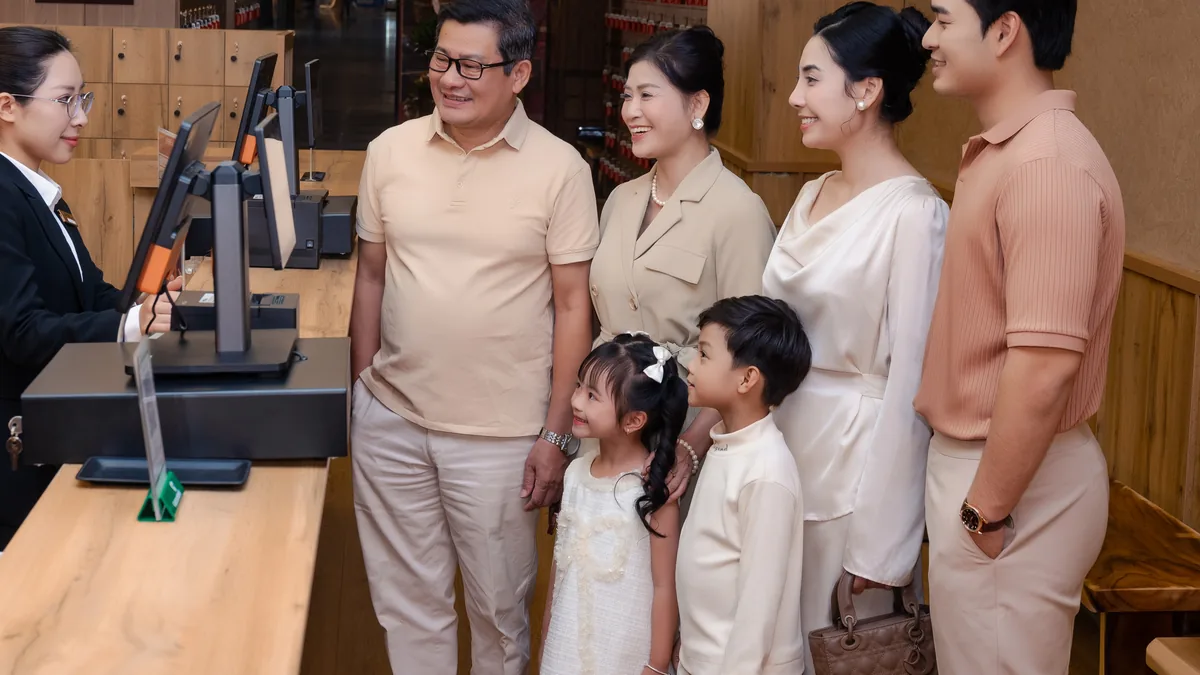 Khách hỏi nhân viên AMARE trước khi vào Onsen nếu đang dùng thuốc