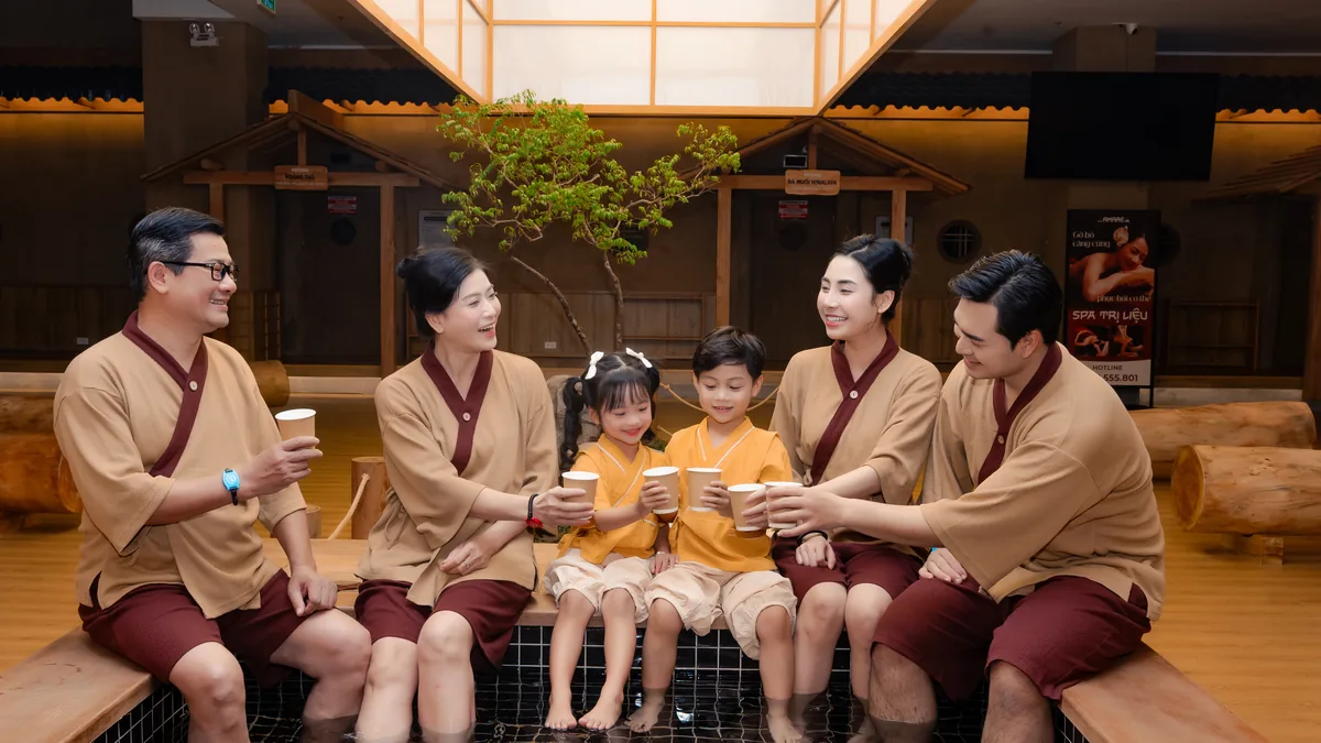 Gia đình nghỉ tại AMARE cho lưu ý phụ nữ mang thai nên hỏi trước khi tắm Onsen