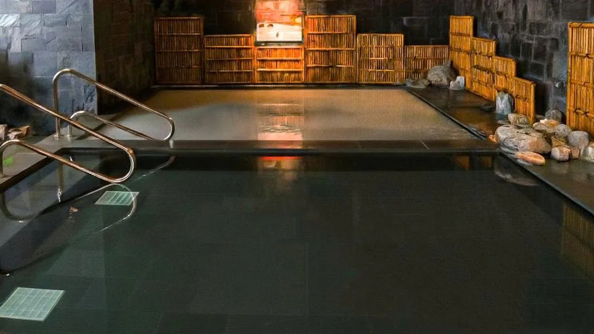 Tay vịn cạnh bể Onsen AMARE cho lưu ý rời bể khi khó chịu