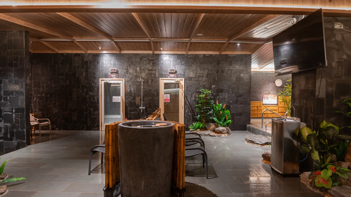 Khách làm quen với nước trong bể Onsen trước khi ngâm sâu hơn tại AMARE