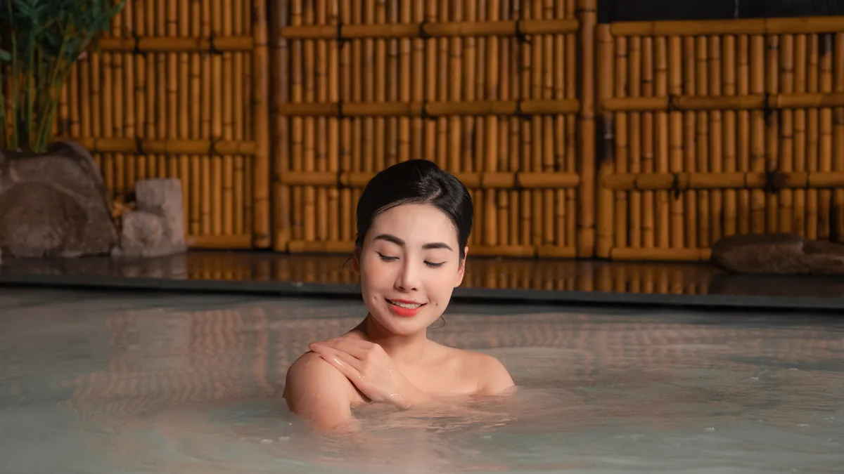 Khách ngâm trong bể Onsen AMARE theo nhịp vừa phải và không cố ở quá lâu
