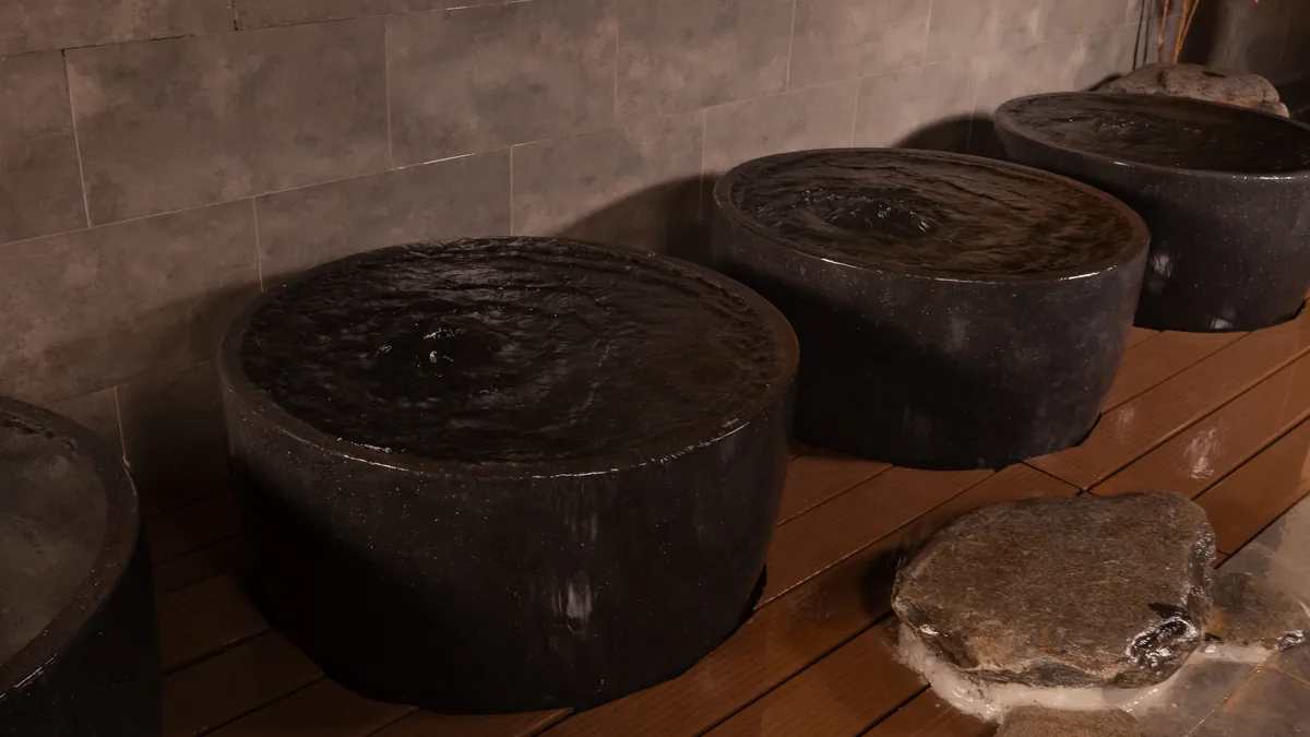 Khu vực cạnh bể Onsen AMARE cho lưu ý dừng Mizuburo khi cần