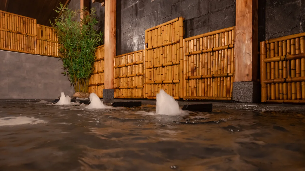 Khách trải nghiệm bể lụa Onsen AMARE theo nhịp nhẹ nhàng và vừa sức