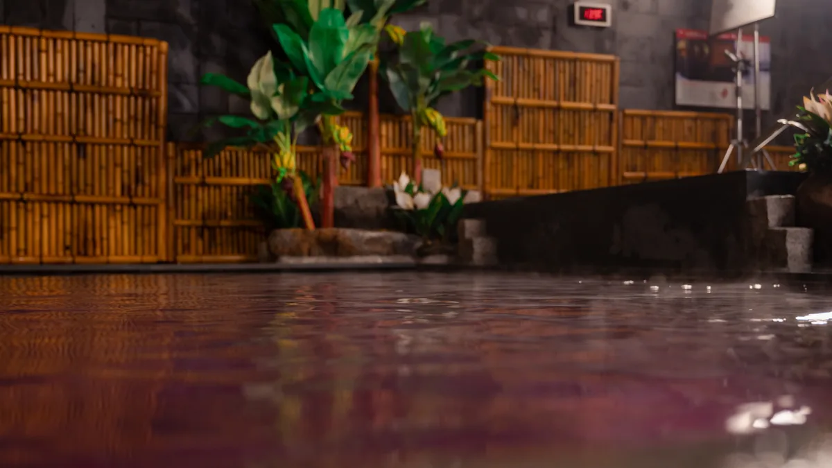 Bể tắm lụa Silk Bath trong khu Onsen AMARE với mặt nước trắng đục