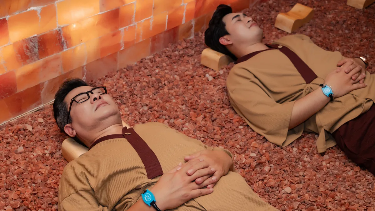 Khách nằm nghỉ trong phòng Jjimjilbang AMARE khi muốn thư giãn trong không gian ấm
