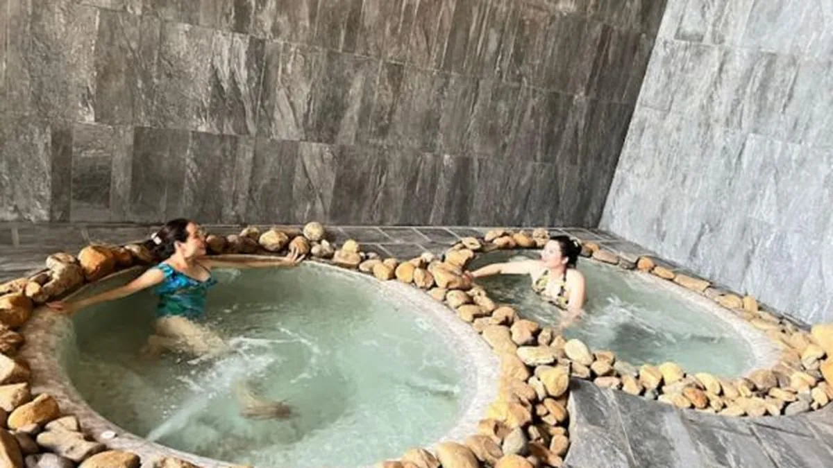 Khu bể khoáng nóng minh họa lưu ý đặt trước khi đi trong ngày
