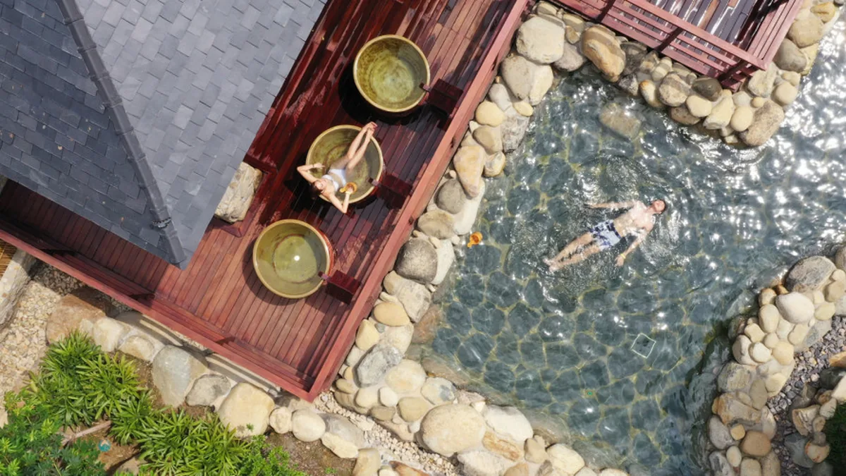 Khu tắm Onsen minh họa việc kiểm tra gói có bao gồm tắm khoáng trước khi đặt