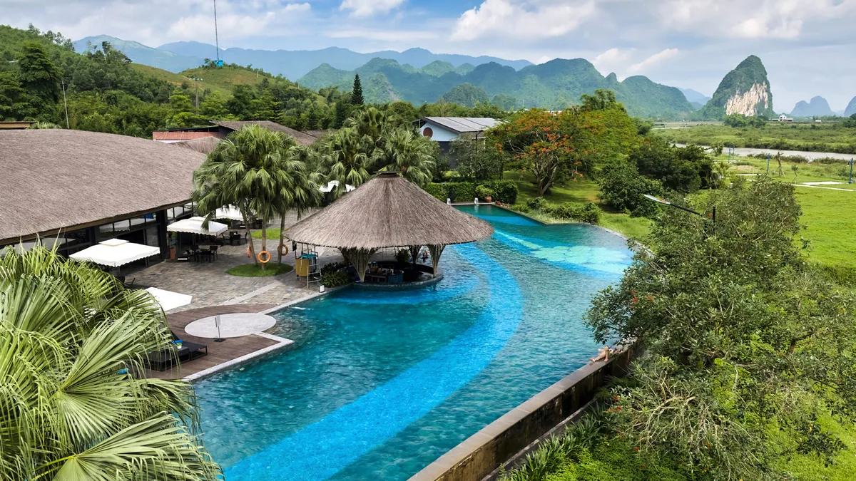 Khu bể nghỉ dưỡng Serena Kim Bôi minh họa lịch trình tắm khoáng vừa sức