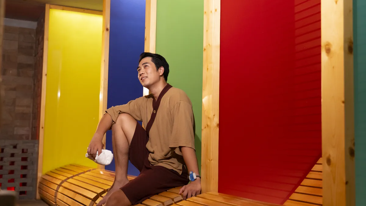 Trang phục gọn gàng và khăn cá nhân khi trải nghiệm sauna