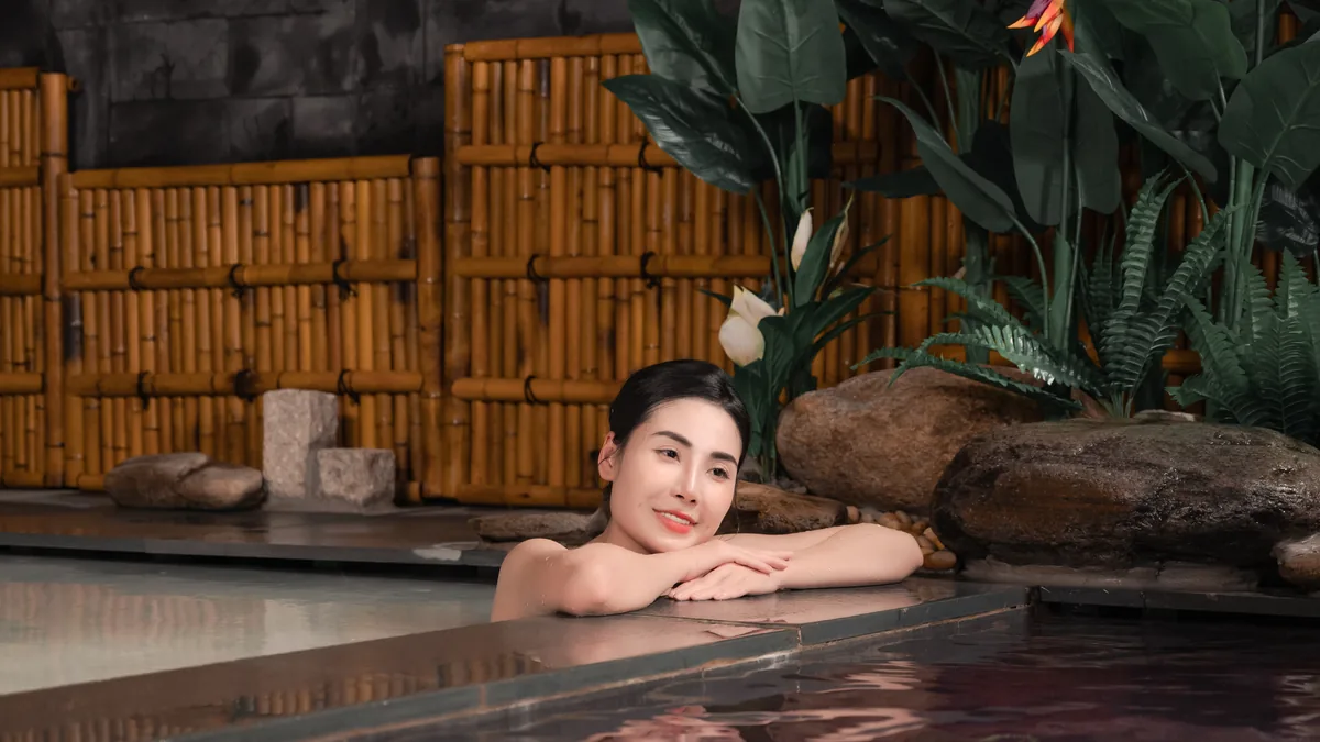 Khách ngâm nhẹ nhàng trong bể Onsen AMARE khi muốn bắt đầu bằng nhịp dễ chịu