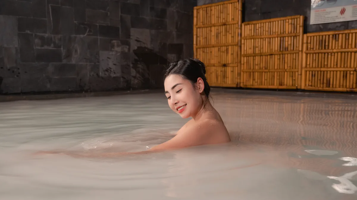 Khách ngâm trong bể Onsen AMARE với cảm giác nước êm và kín đáo hơn