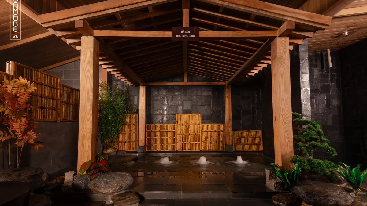 Bể nằm trong khu Onsen AMARE cho phần so sánh lực tác động của bể sục