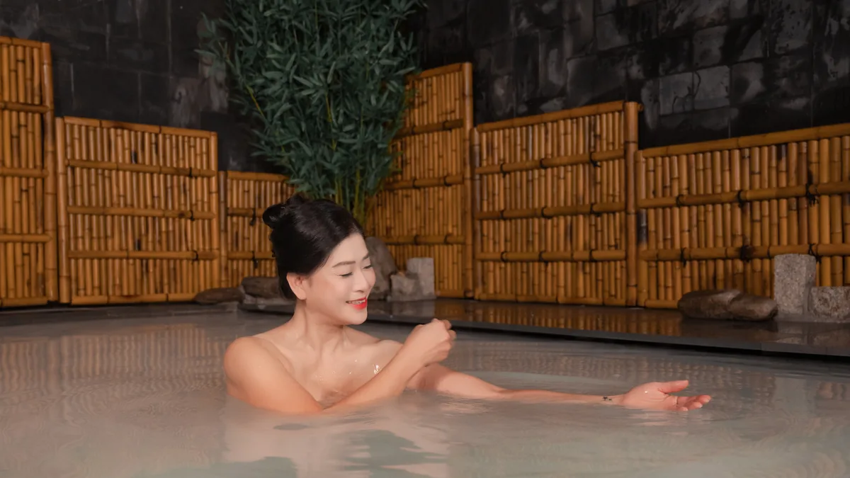 Khách thư giãn trong bể Onsen AMARE cho phần tác dụng chính của Micro Bubble