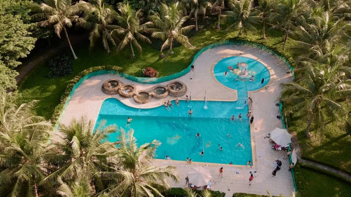 Bể khoáng ngoài trời tại Mineral Cúc Phương Retreat giữa vườn cây