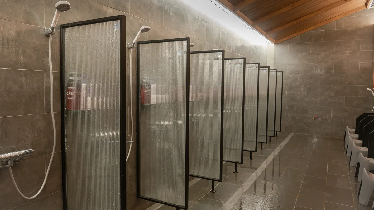 Dãy vòi tắm giúp làm sạch mồ hôi giữa các lượt sauna