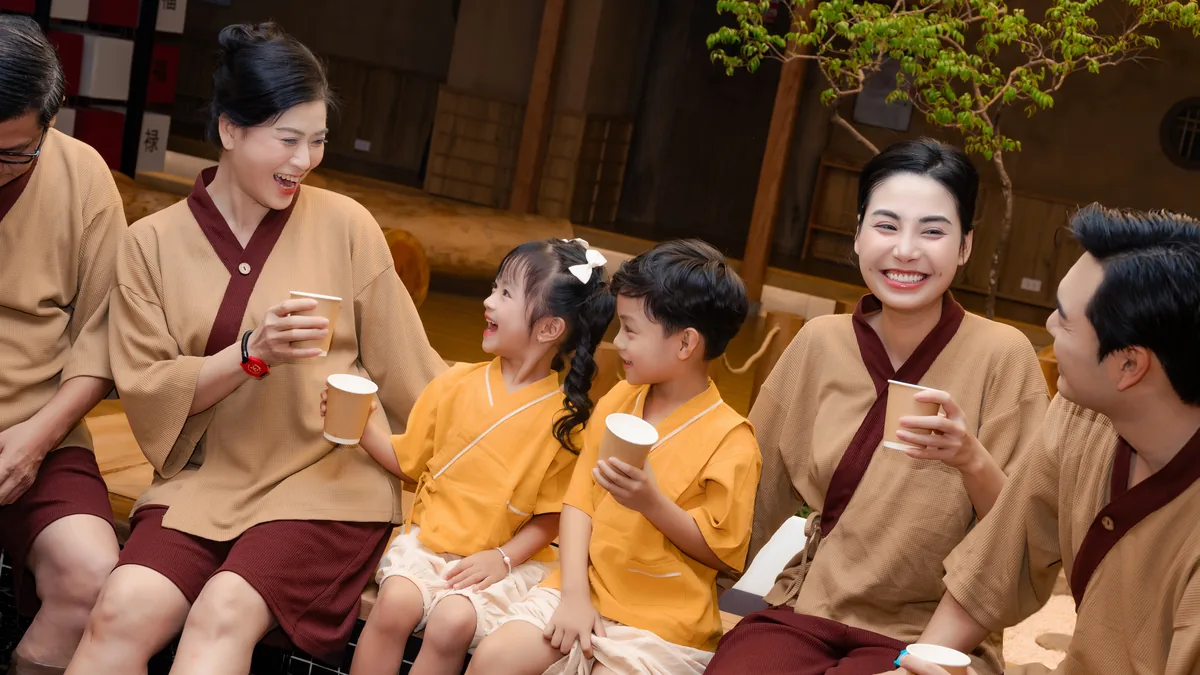 Khách bổ sung nước trong khu nghỉ chung sau khi xông
