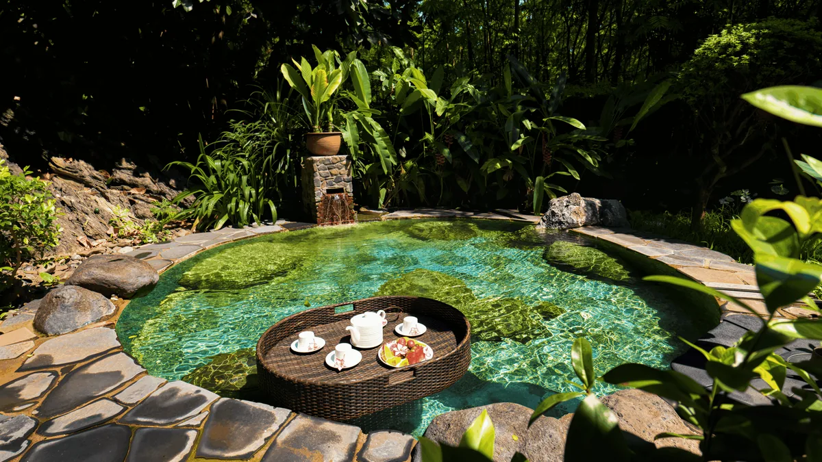 Bể khoáng ngoài trời tại Serena Resort Kim Bôi giữa không gian cây xanh