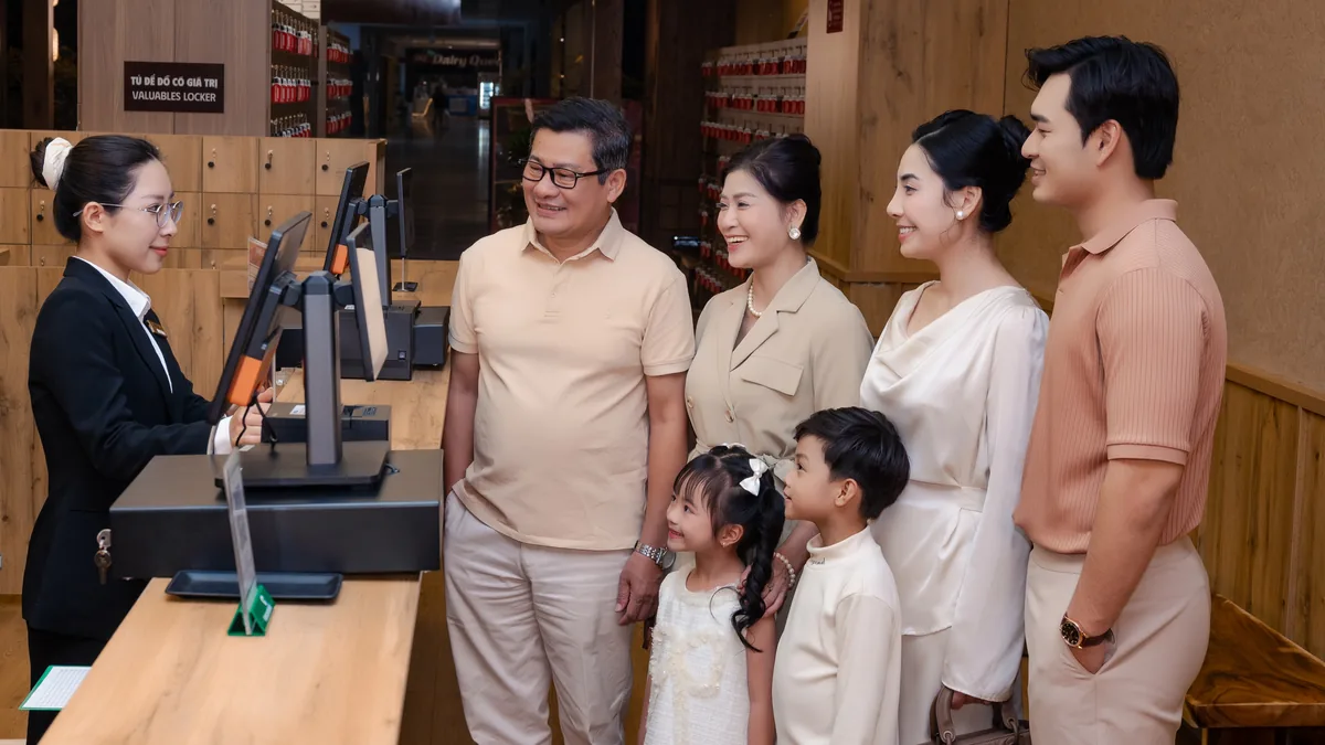 Khách check-in và nghe hướng dẫn tại AMARE trước khi trải nghiệm Onsen