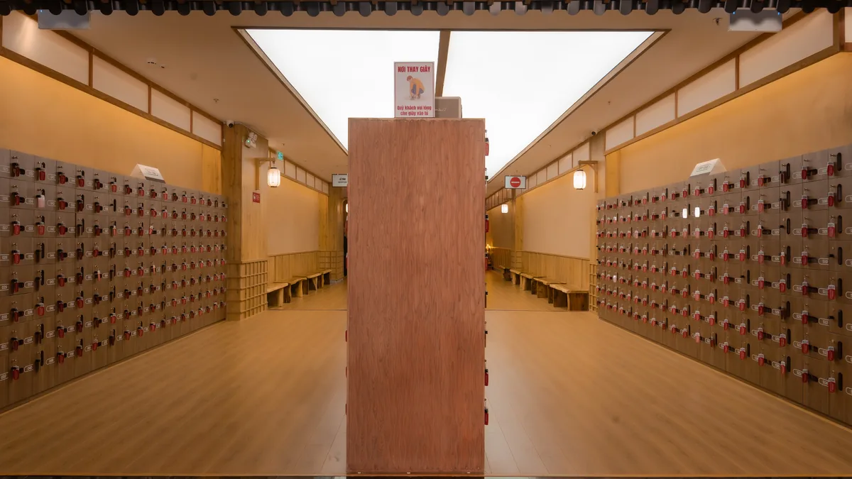 Khu vào và locker AMARE cho lưu ý cuối tuần và giờ cao điểm khi đi Onsen