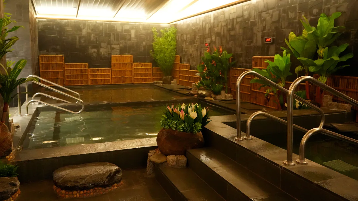 Khu bể Onsen AMARE với tay vịn cho bước kết thúc buổi tắm từ tốn