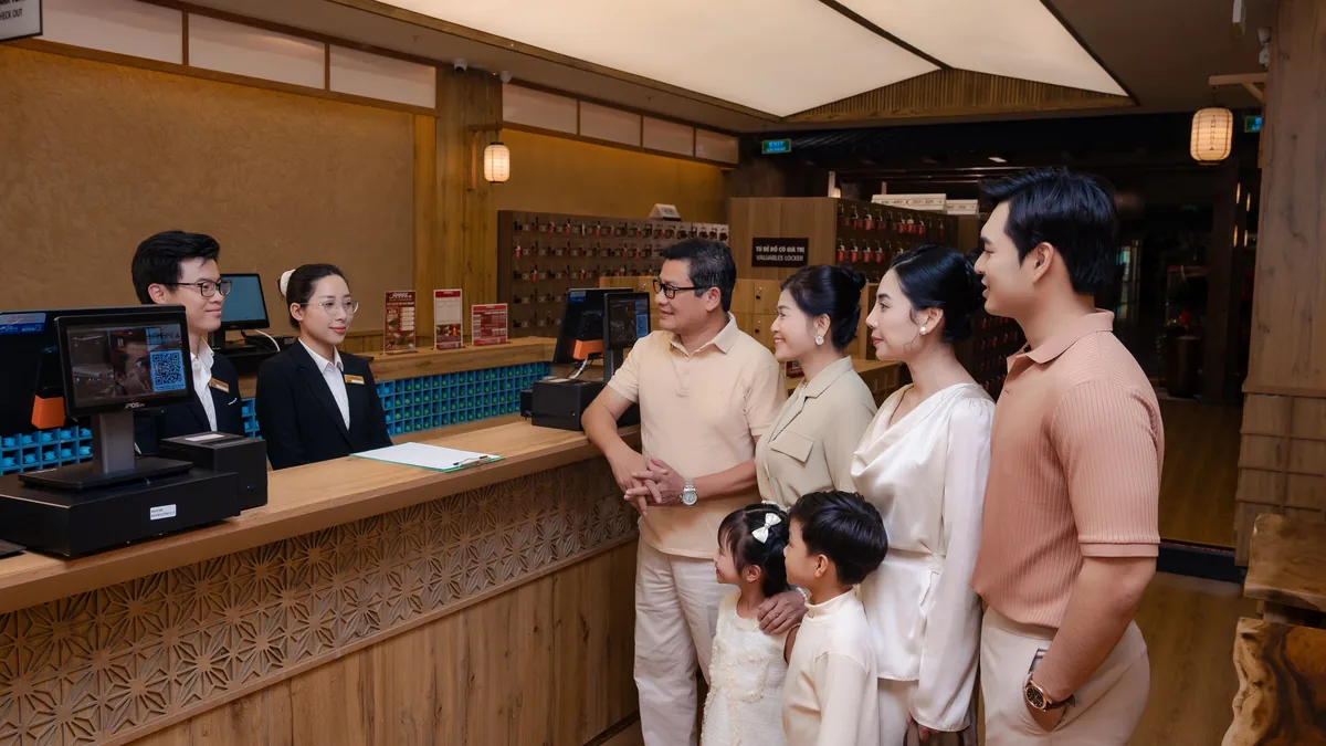 Khách nghe hướng dẫn tại AMARE trước hành trình tắm Onsen lần đầu