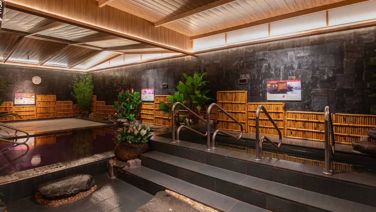 Không gian bể Onsen AMARE trong bài review trải nghiệm tắm Onsen tại Hà Nội
