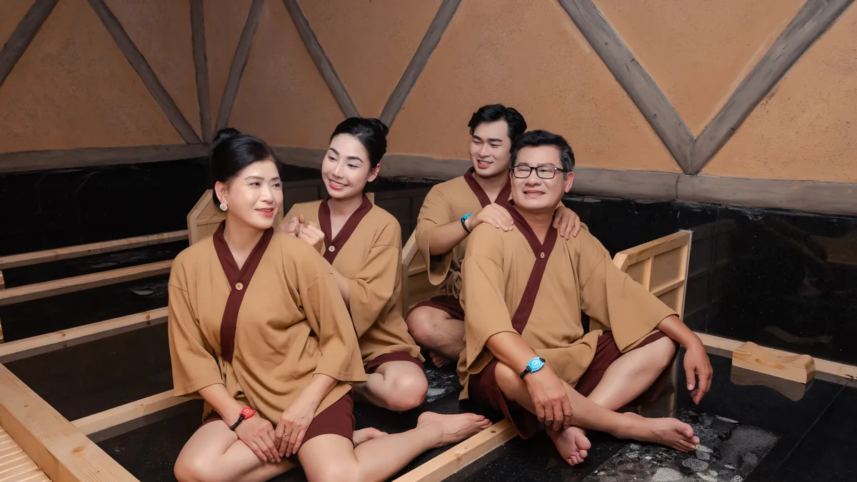 Khách ngồi nghỉ trong phòng xông AMARE cho phần trải nghiệm xông hơi tại AMARE