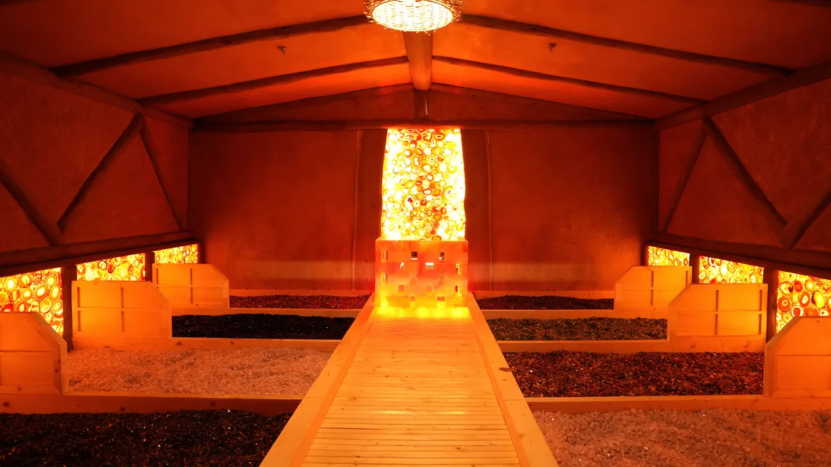 Phòng sauna khô AMARE với chất liệu gỗ và đá cho người mới tìm hiểu