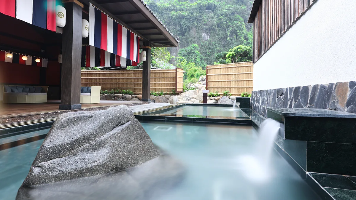 Khu tắm Onsen tại Yoko Onsen Quang Hanh trong không gian phong cách Nhật