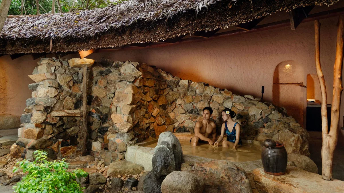 Bể tắm khoáng giữa không gian đá tại I-Resort Nha Trang