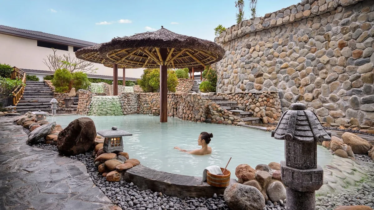 Bể tắm khoáng ngoài trời tại KOBI Onsen Resort Huế