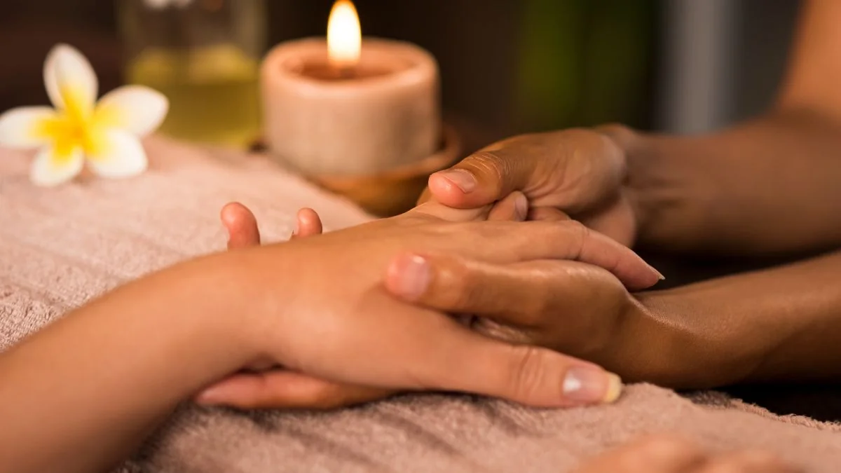 Massage chân trong liệu trình xông hơi và spa