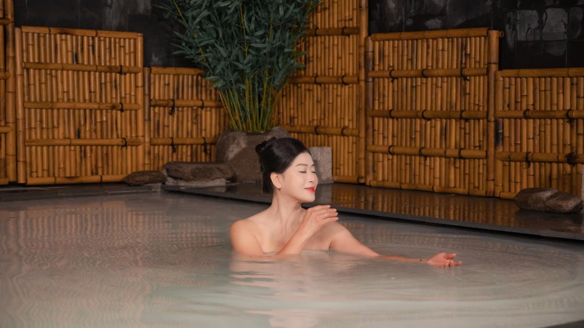 Khách nữ trải nghiệm tắm Onsen tại AMARE