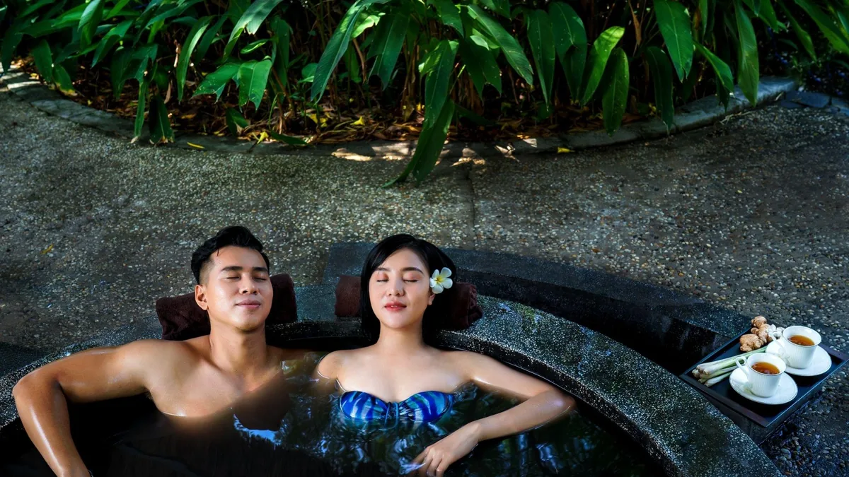 Khách ngâm khoáng tại Minera Hot Springs Bình Châu