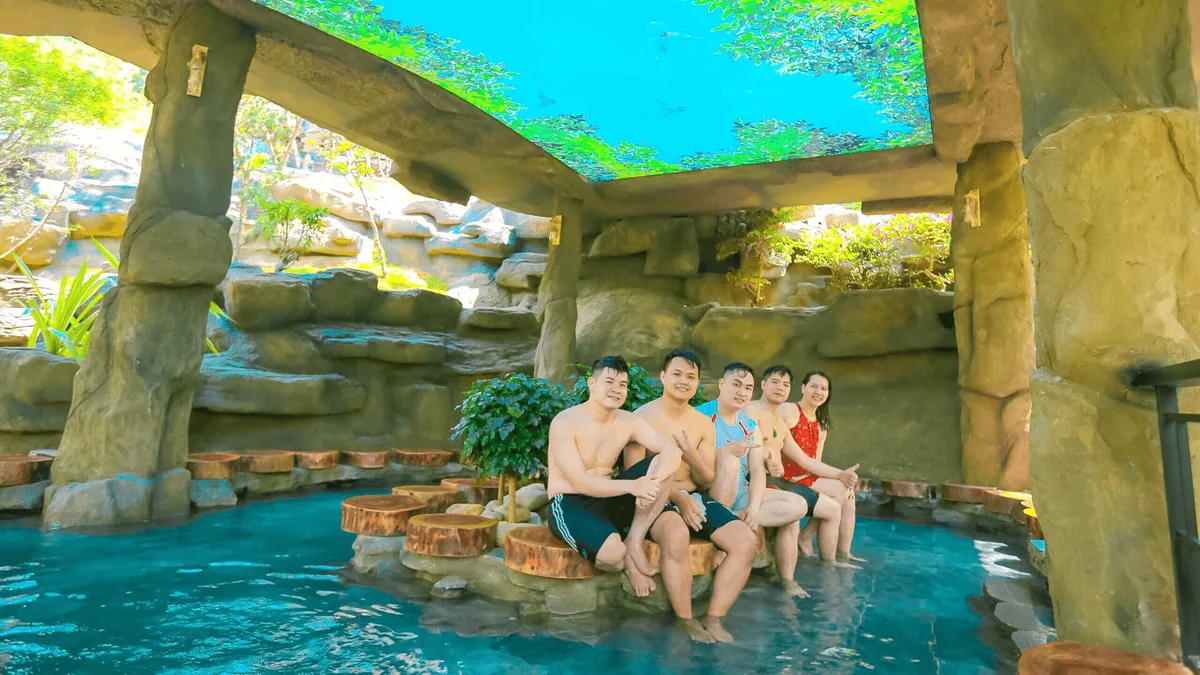 Khu tắm khoáng tại Công viên Suối khoáng nóng Núi Thần Tài Đà Nẵng