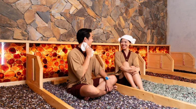 Khách trải nghiệm phòng xông hơi tại AMARE Hà Nội
